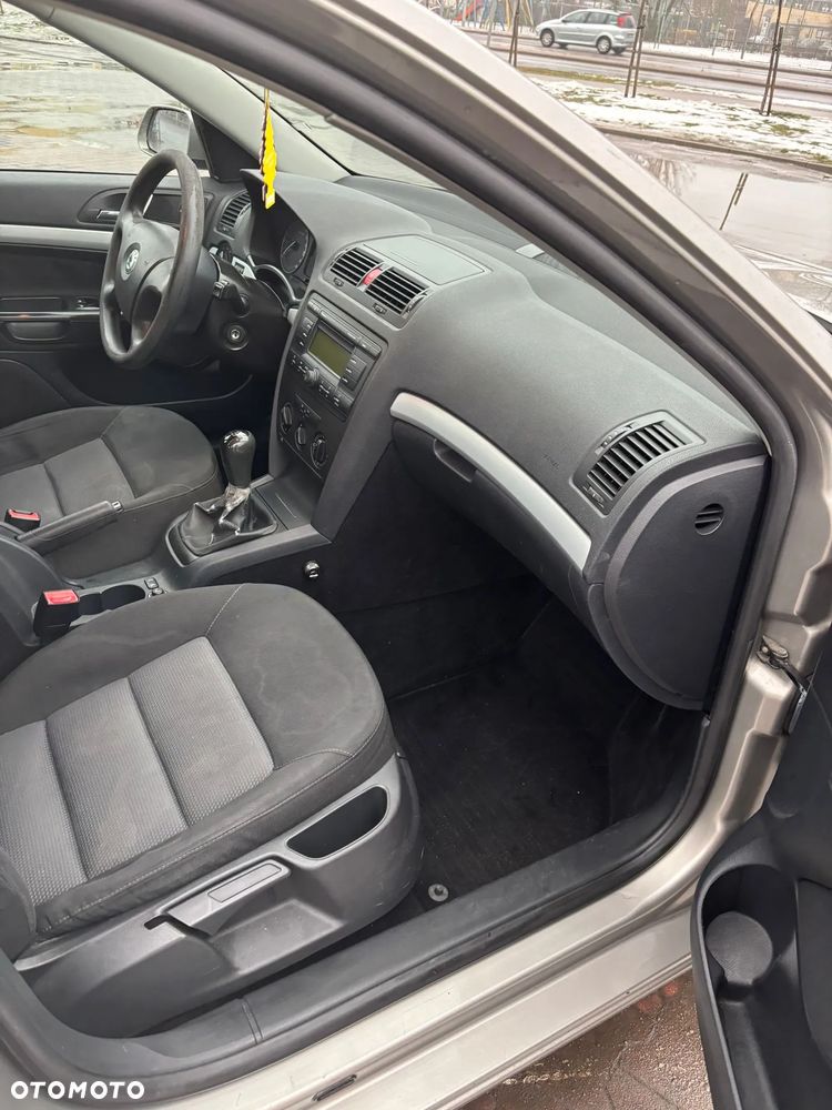 Skoda Octavia 1.6 Ambiente - 14