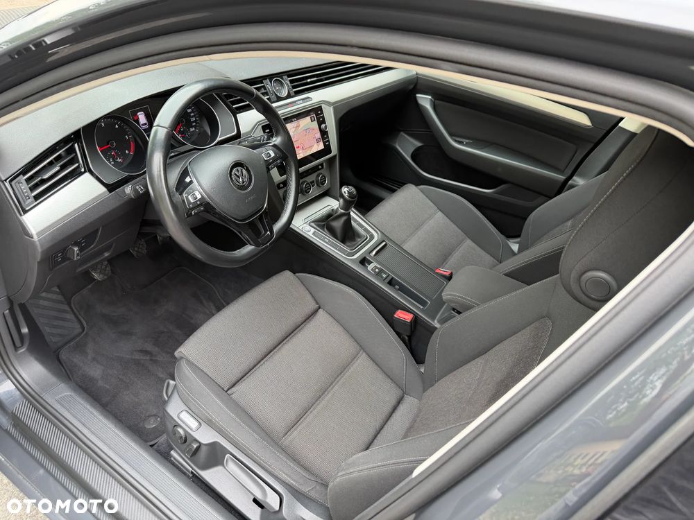 Volkswagen Passat - 12