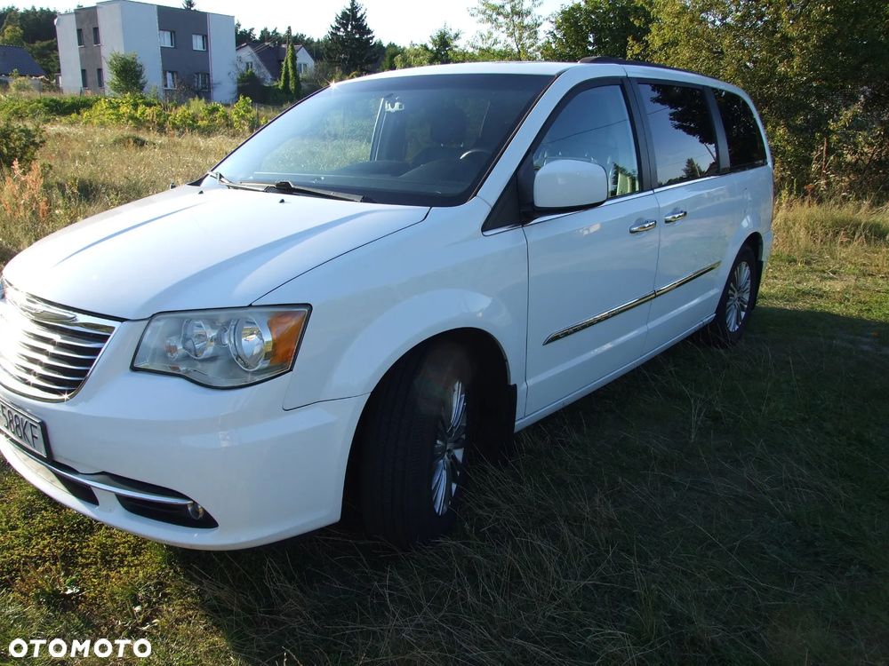 Chrysler Town & Country - 10