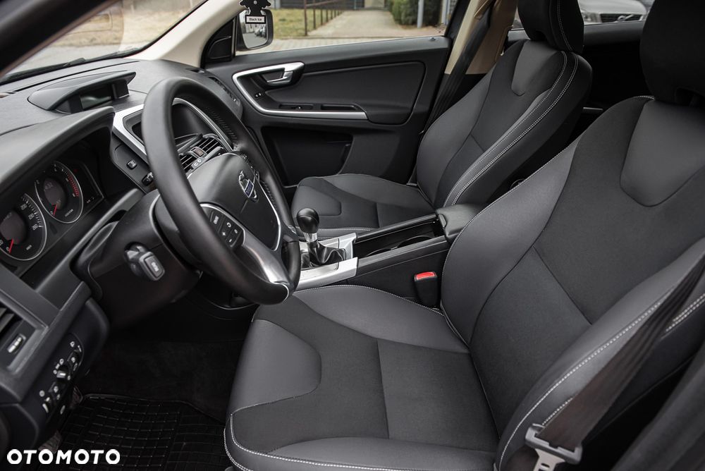 Volvo XC 60 2.4D AWD RDesign - 15