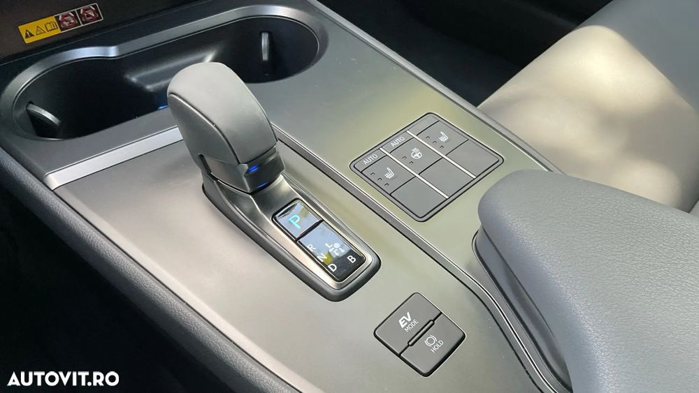 Lexus UX 300h AWD CVT HEV Business - 36