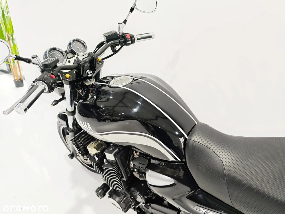 Yamaha XJR - 16