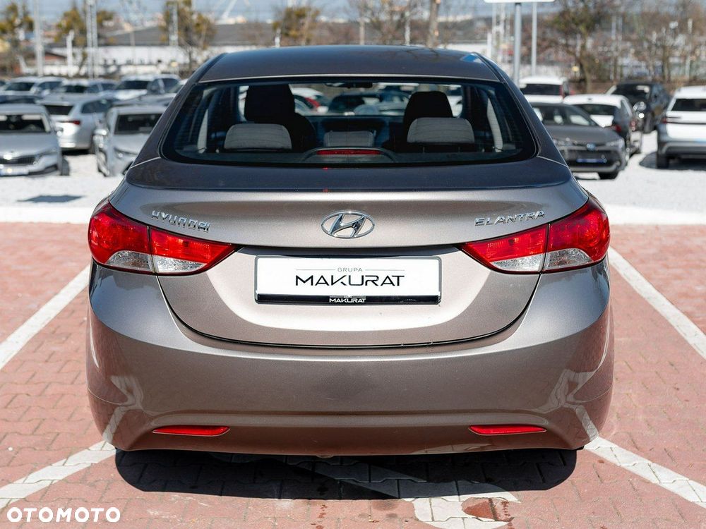 Hyundai Elantra 1.6 Classic + - 9