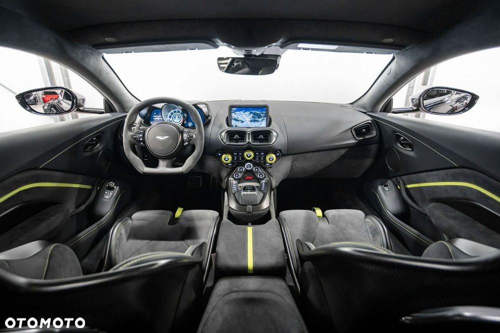 Aston Martin Vantage - 30