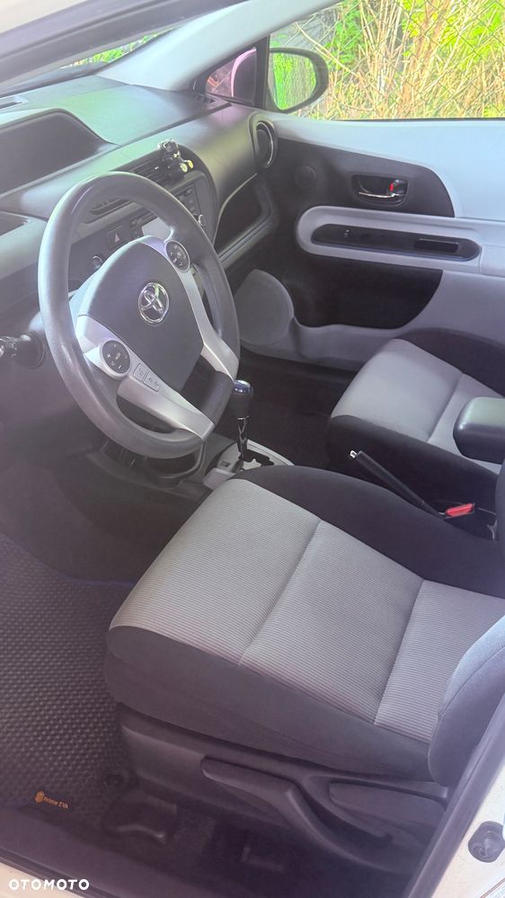 Toyota Prius (Hybrid) - 25