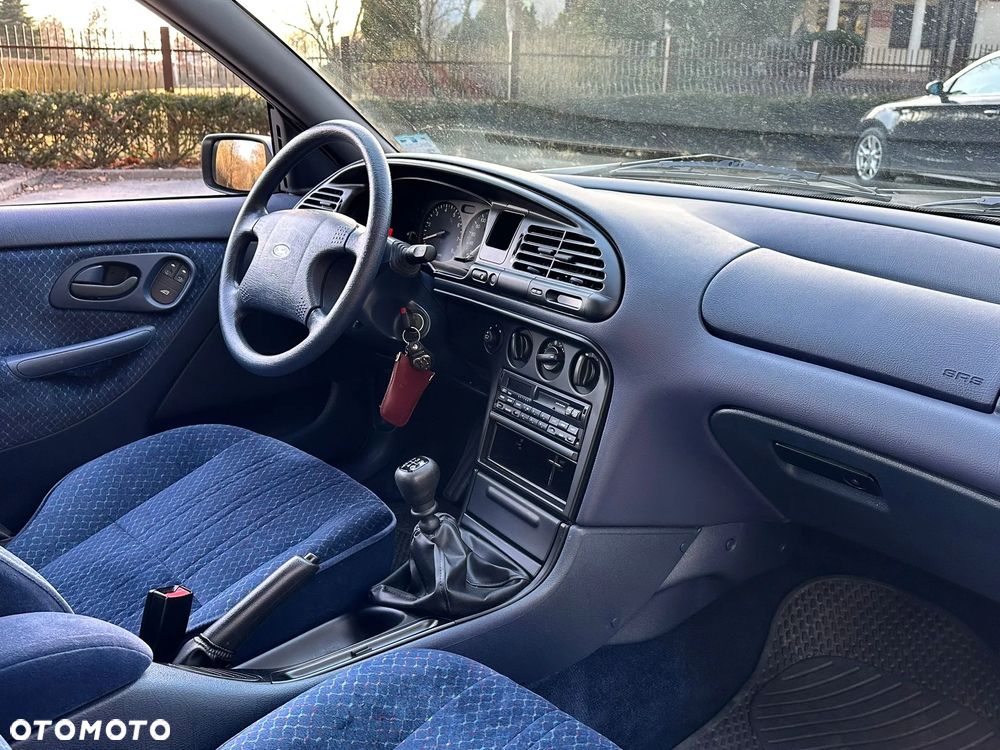 Ford Mondeo 1.6 CLX - 30