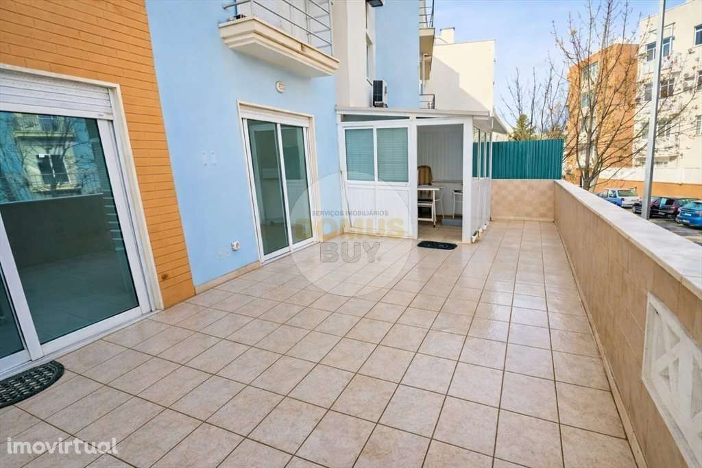 T2 DE 2004 COM TERRAÇO, ANEXO E ARRECADAÇÃO - SEIXAL - Grande imagem: 2/13