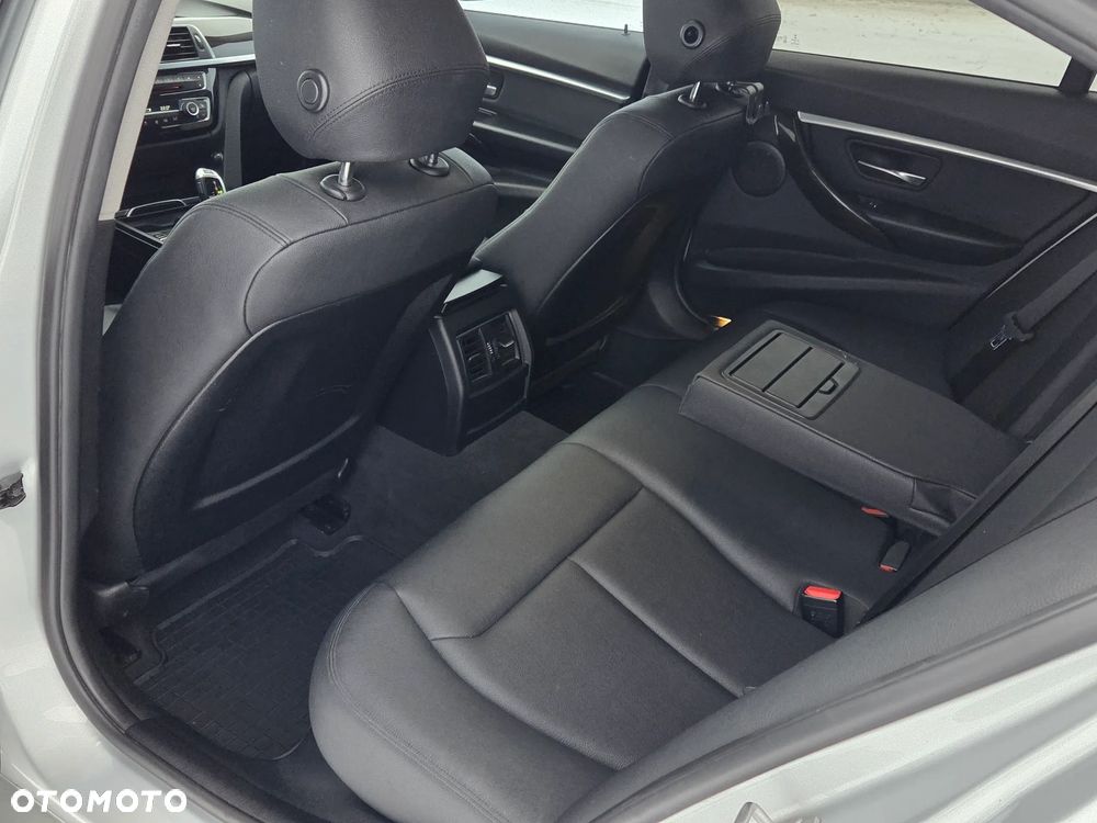 BMW Seria 3 320i xDrive - 14
