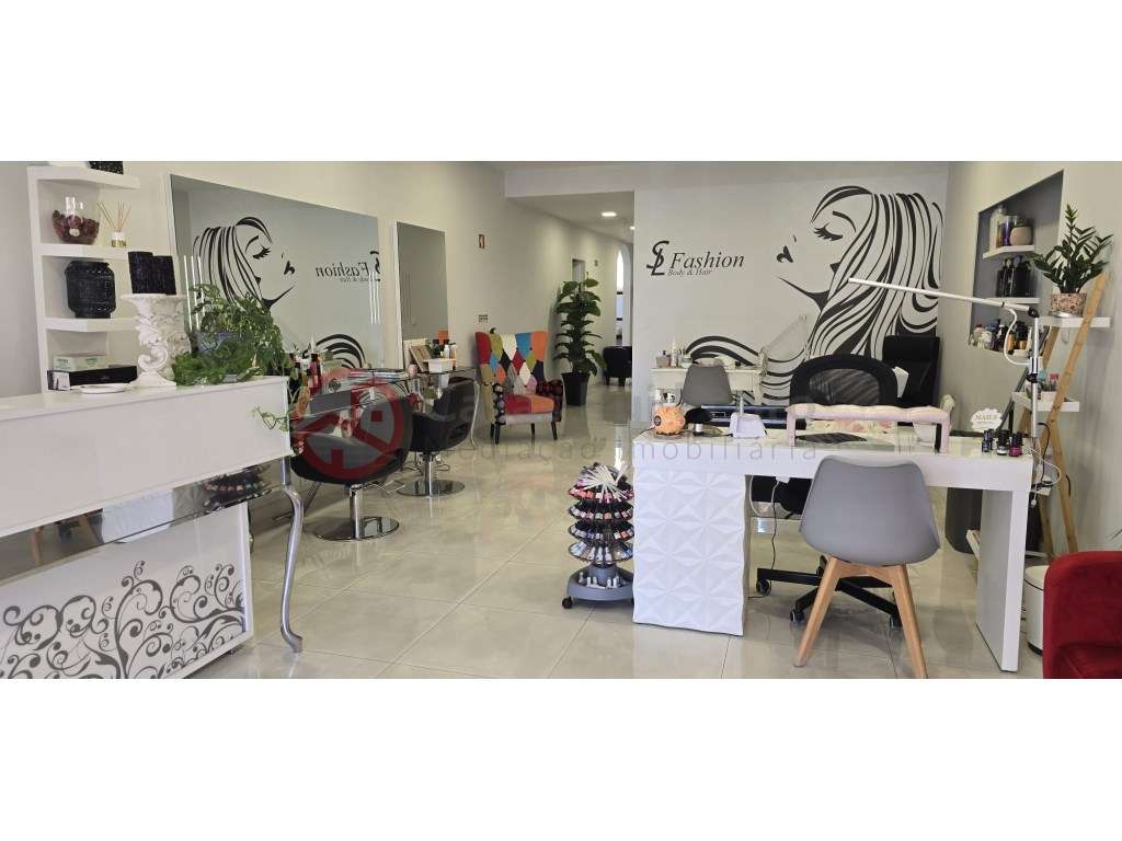 Loja Comercial com Excelente Localização em Santa Marta do Pinhal, ... - Grande imagem: 2/13