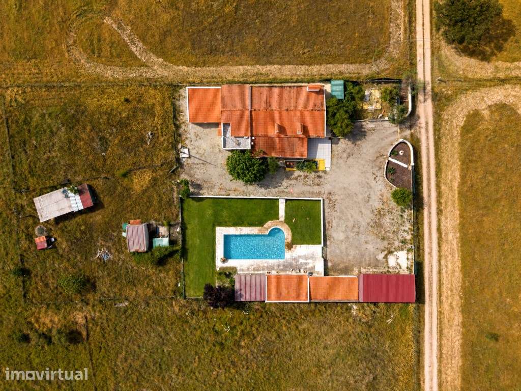 Quinta com 1 ha, com moradia T4 + 1 pronta a habitar, piscina e anexos - Grande imagem: 2/60