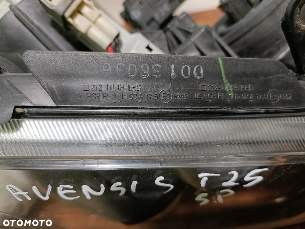 TOYOTA AVENSIS II T25 03-09 LIFT 2007 r. LAMPA PRAWY PRZÓD PP EU - 5