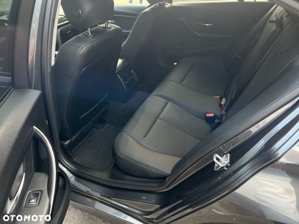 BMW Seria 3 330i xDrive Edition Luxury Line Purity - 16