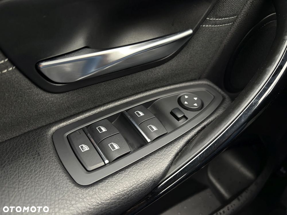 BMW Seria 3 320d Sport Line - 32