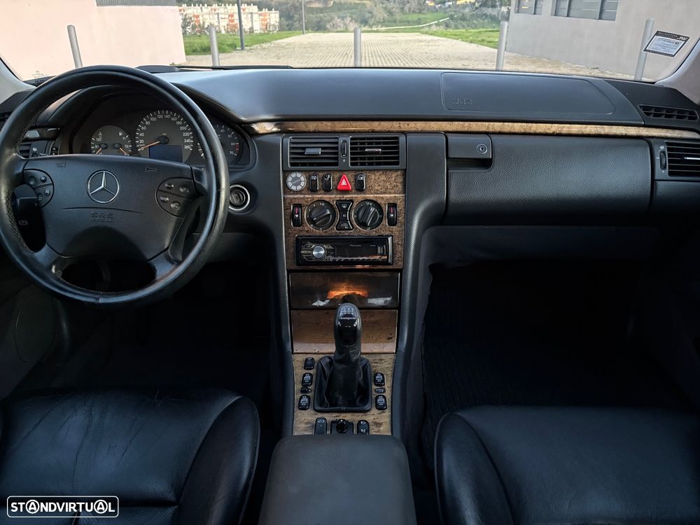 Mercedes-Benz E 240 Classic - 9