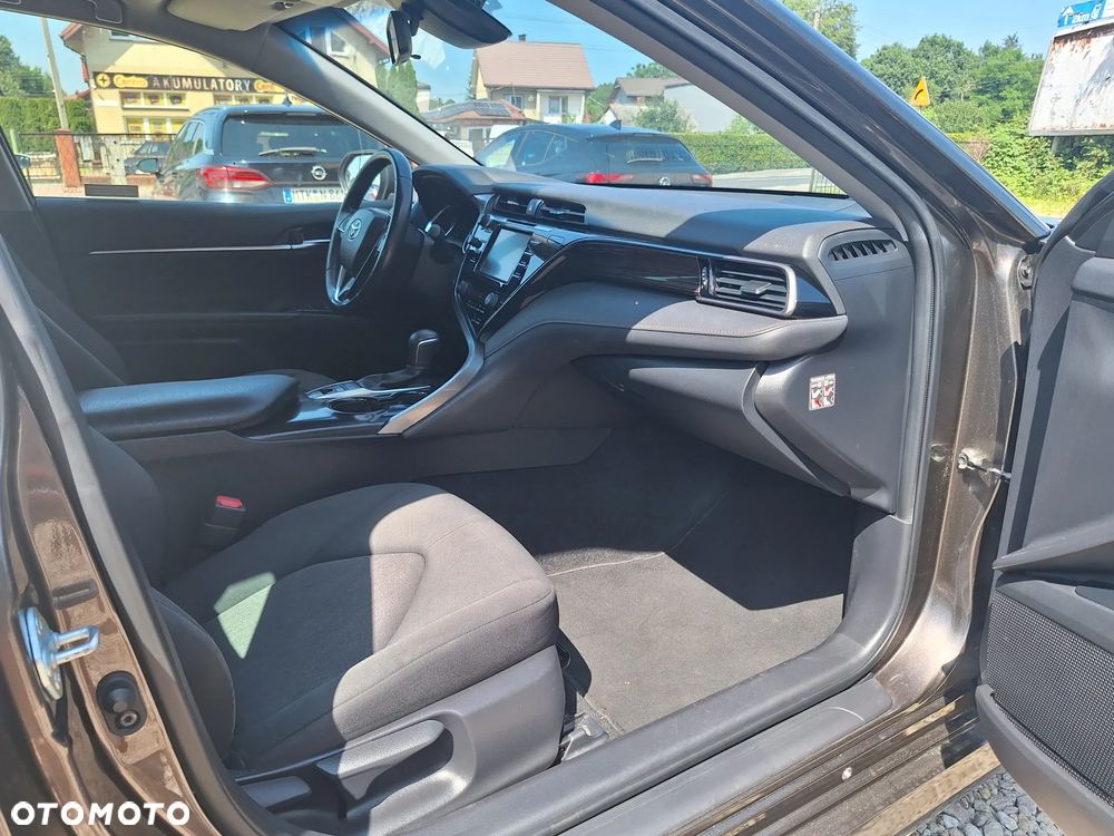 Toyota Camry 2.5 Hybrid Comfort CVT - 22