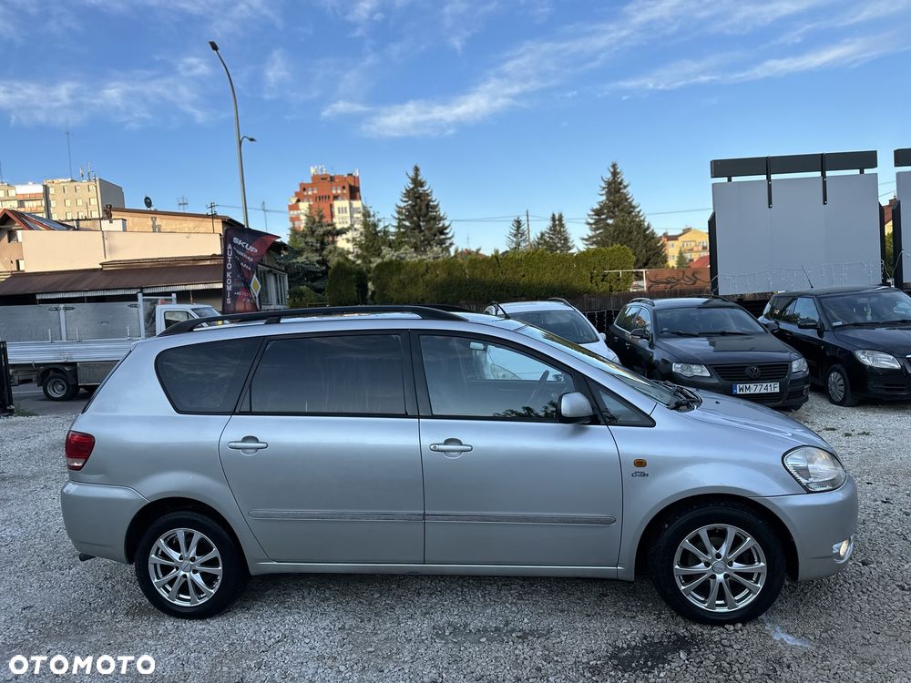 Toyota Avensis Verso - 5
