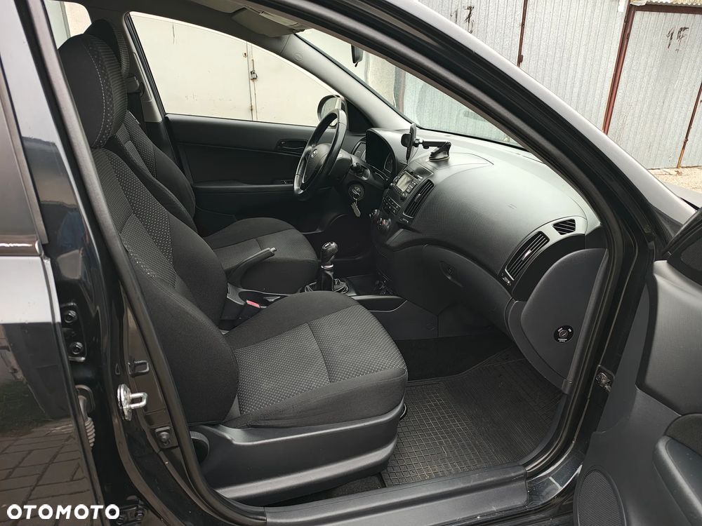 Hyundai i30 1.4 Base + - 14
