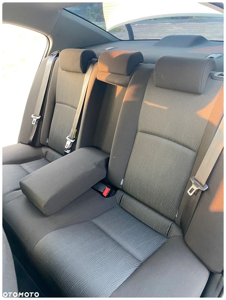 Toyota Avensis 1.6 Luna - 19