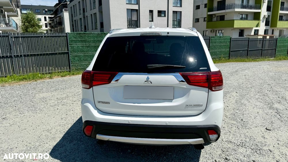 Mitsubishi Outlander - 4