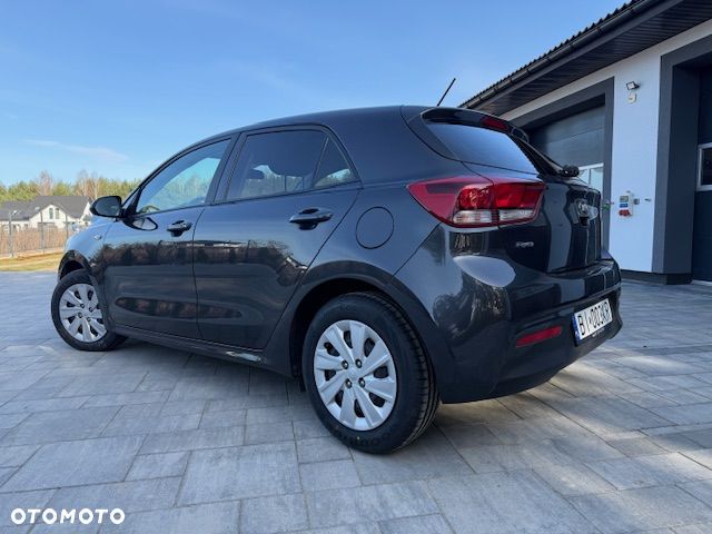 Kia Rio 1.2 L - 12