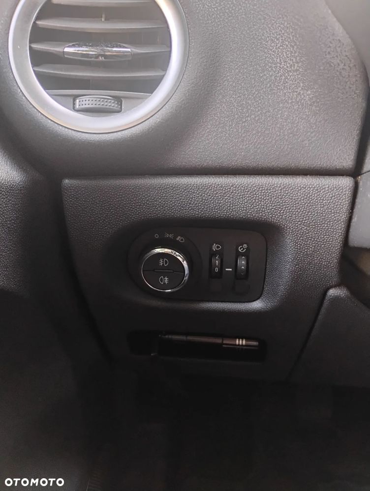 Opel Corsa 1.4 16V Cosmo - 11