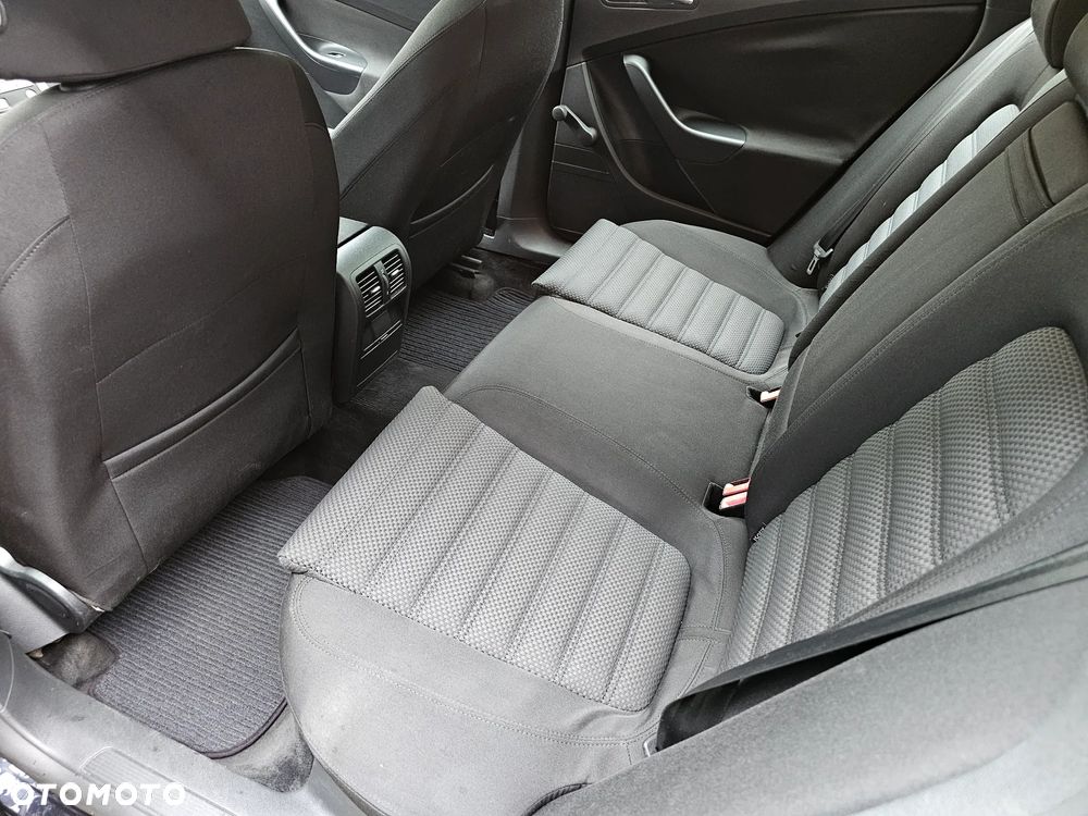 Volkswagen Passat 1.9 TDI DPF Sportline - 16