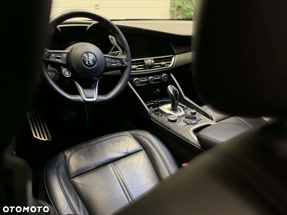 Alfa Romeo Giulia 2.0 Turbo 16V AT8-Q4 Ti - 10