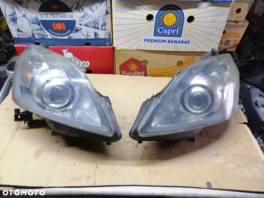 Opel Zafira B komplet lamp przednich Xenon 13252471RH 13252470LH EU