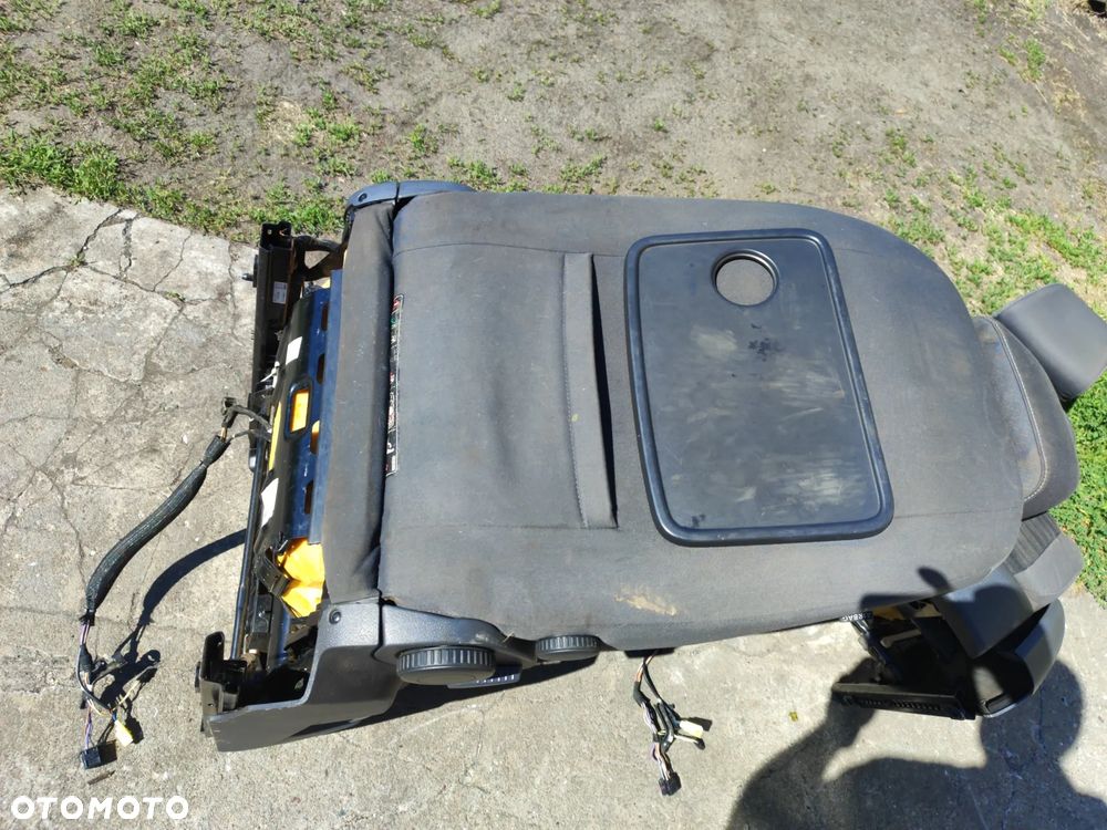 fotel przód x2 + fotel drugi rząd x3 + fotel trzeci rząd x2 plus mocowania boczki kpl. 7 osób do Vw Touran I 03-10r , komplet z foto - 26