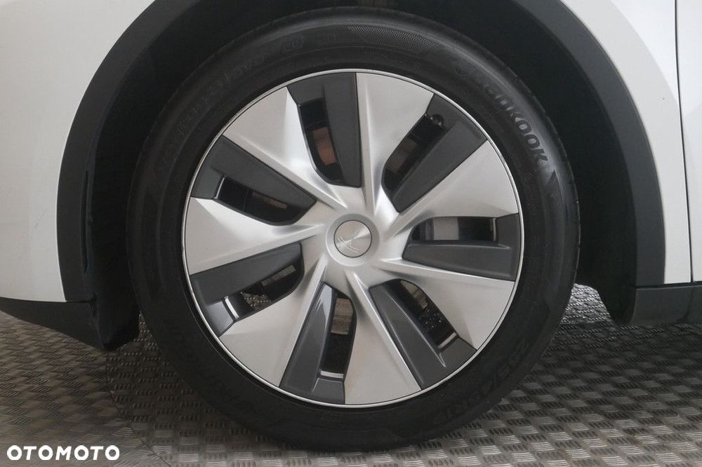 Tesla Model Y - 14
