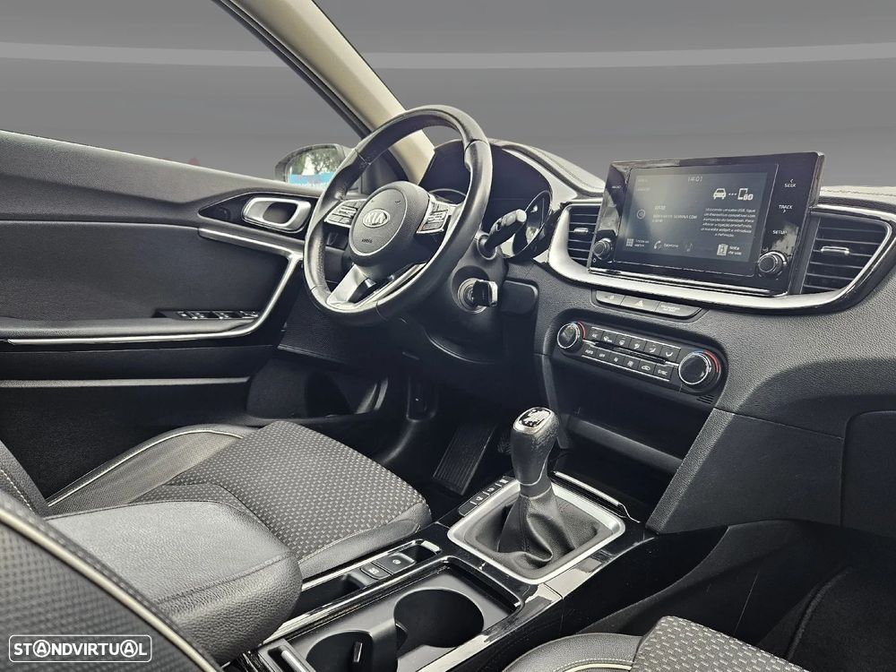 Kia XCeed 1.6 CRDi MHEV Tech - 27