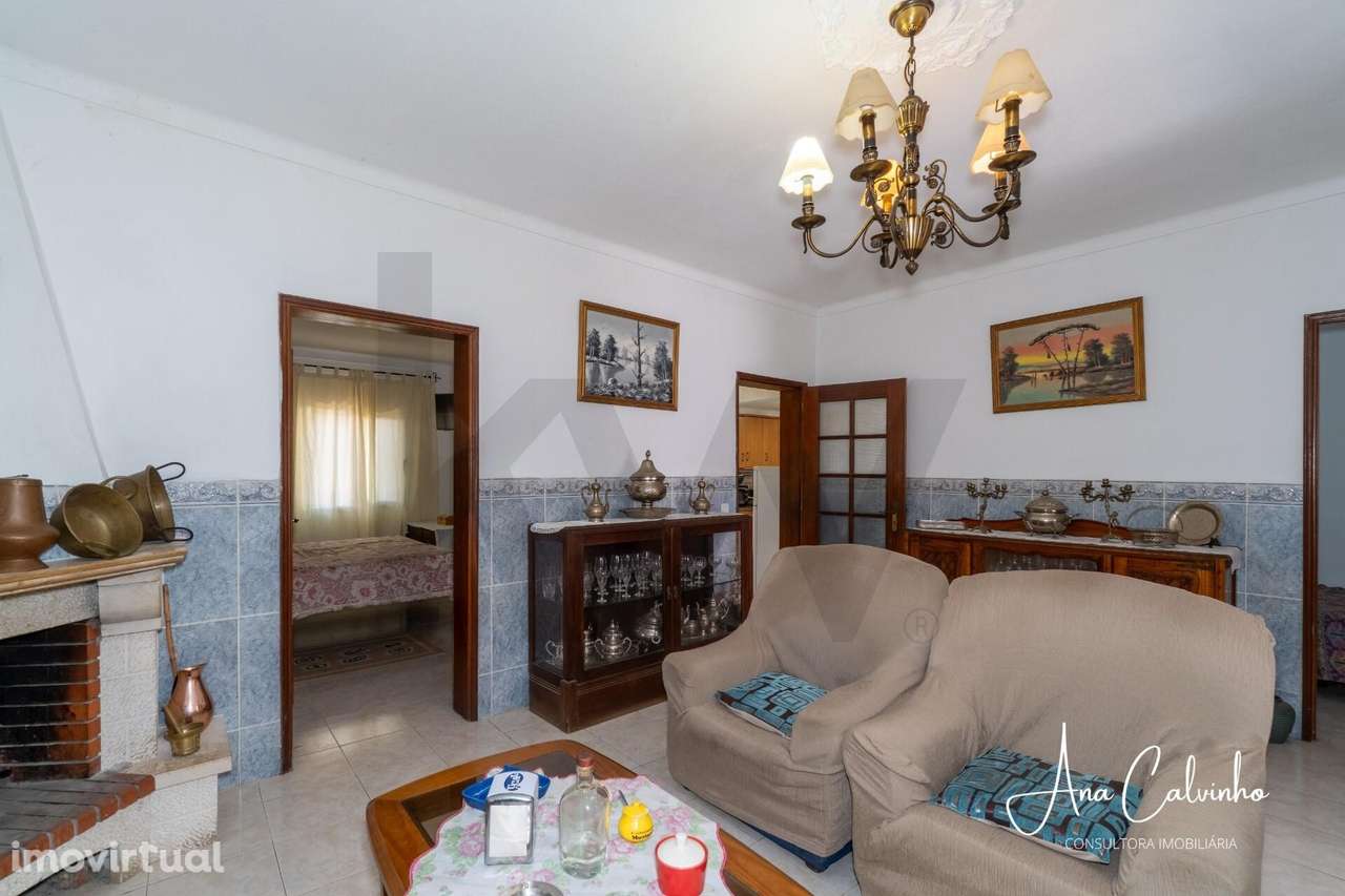 Moradia térrea T4 com garagem e espaço exterior  no coração de Castro - Grande imagem: 4/30