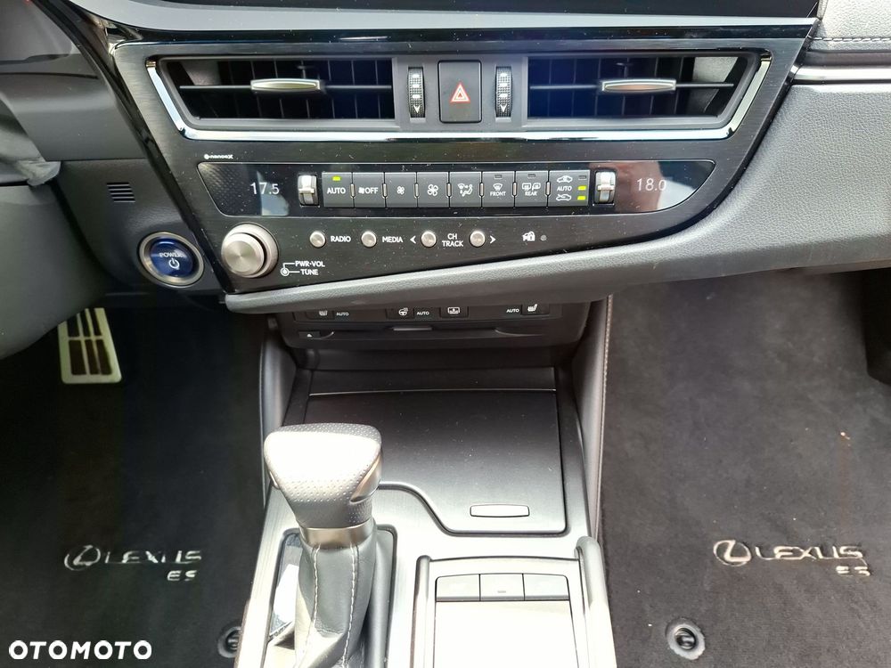 Lexus ES 300h F Sport Edition - 26