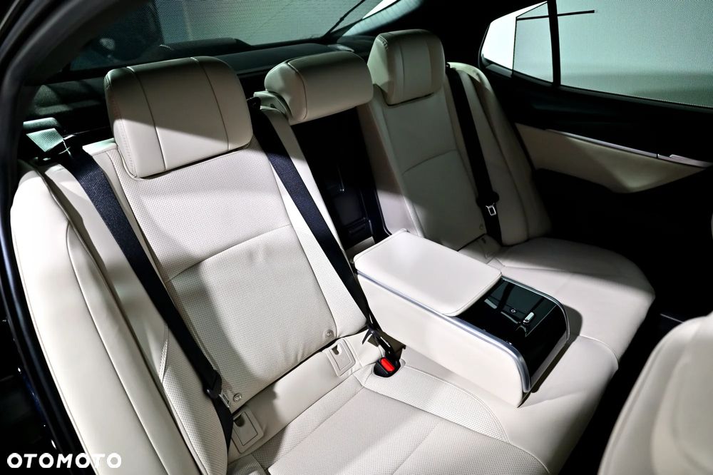 Toyota Camry 2.5 Hybrid Dynamic Force Comfort e-CVT - 33