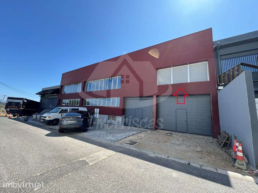 Armazém com área bruta de 750 m², em remodelação total no Prior Velho - Grande imagem: 2/15