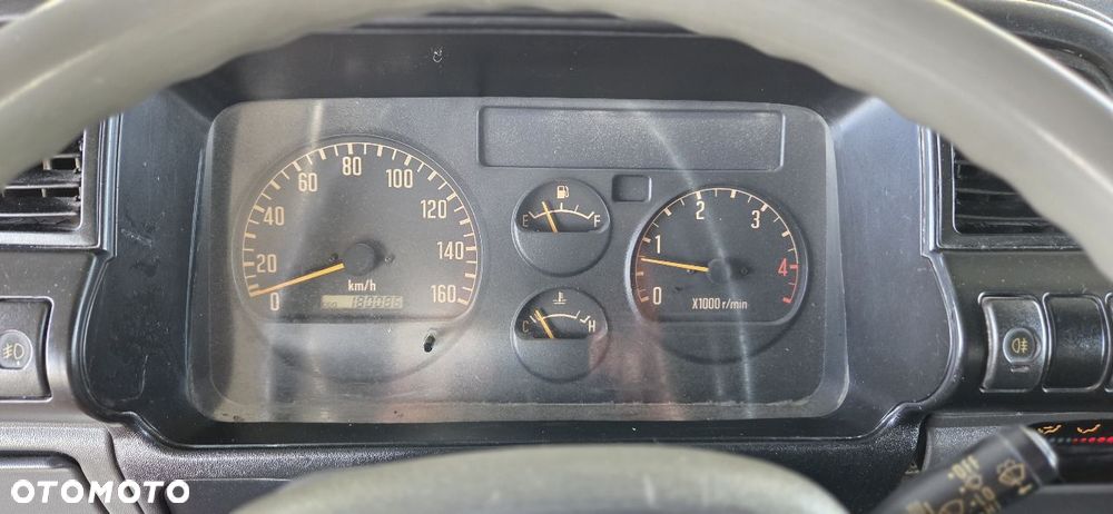 Isuzu NPR69 - 32