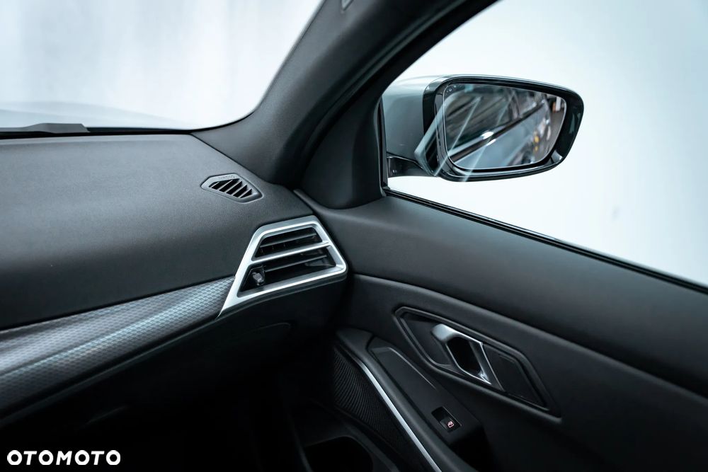 BMW Seria 3 318i M Sport - 29