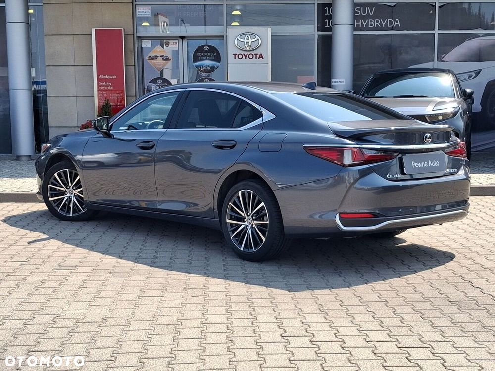Lexus ES 300h Business Edition - 4