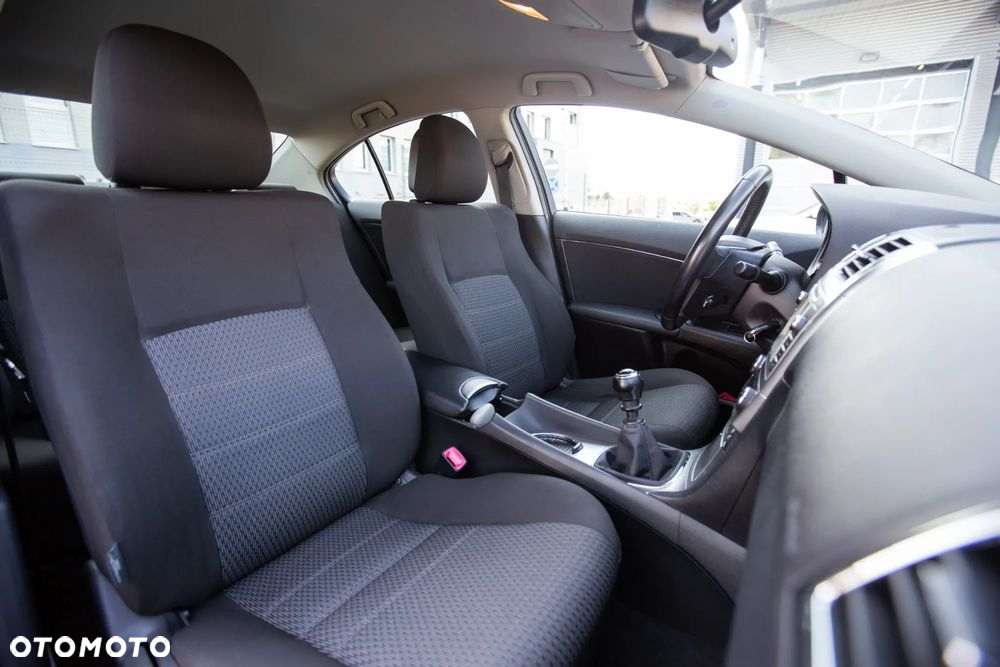 Toyota Avensis 1.6 Premium - 13