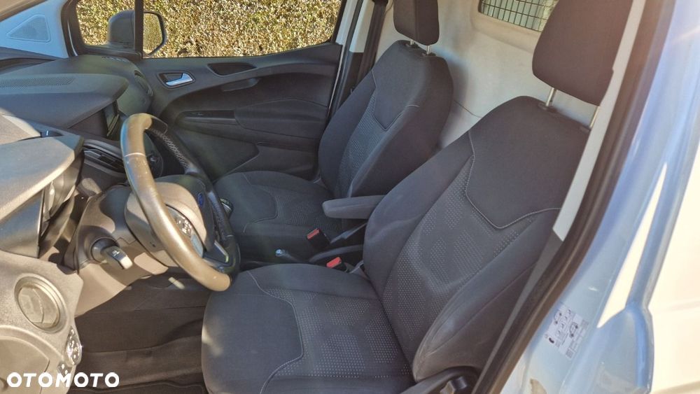 Ford Transit Courier - 13