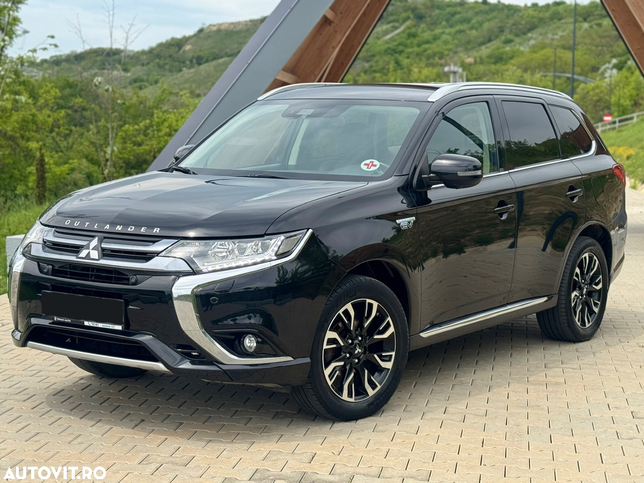 Mitsubishi Outlander 2.0 Litre DOHC MIVEC 4WD Instyle Navi - 2