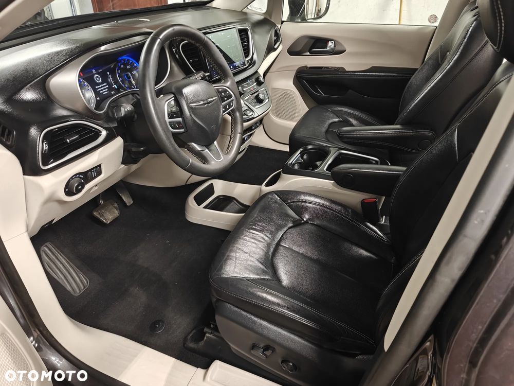 Chrysler Pacifica - 10