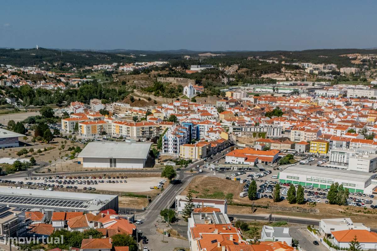 MORADIA T4 ISOLADA c/Garagem e Jardim! Junto à cidade de Torres Vedras - Grande imagem: 4/61