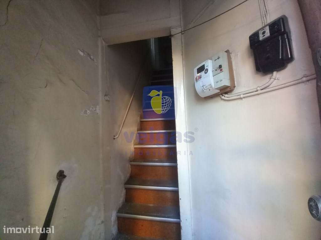 Prédio para remodelar localizado na Freguesia de Alcântara - Grande imagem: 4/35