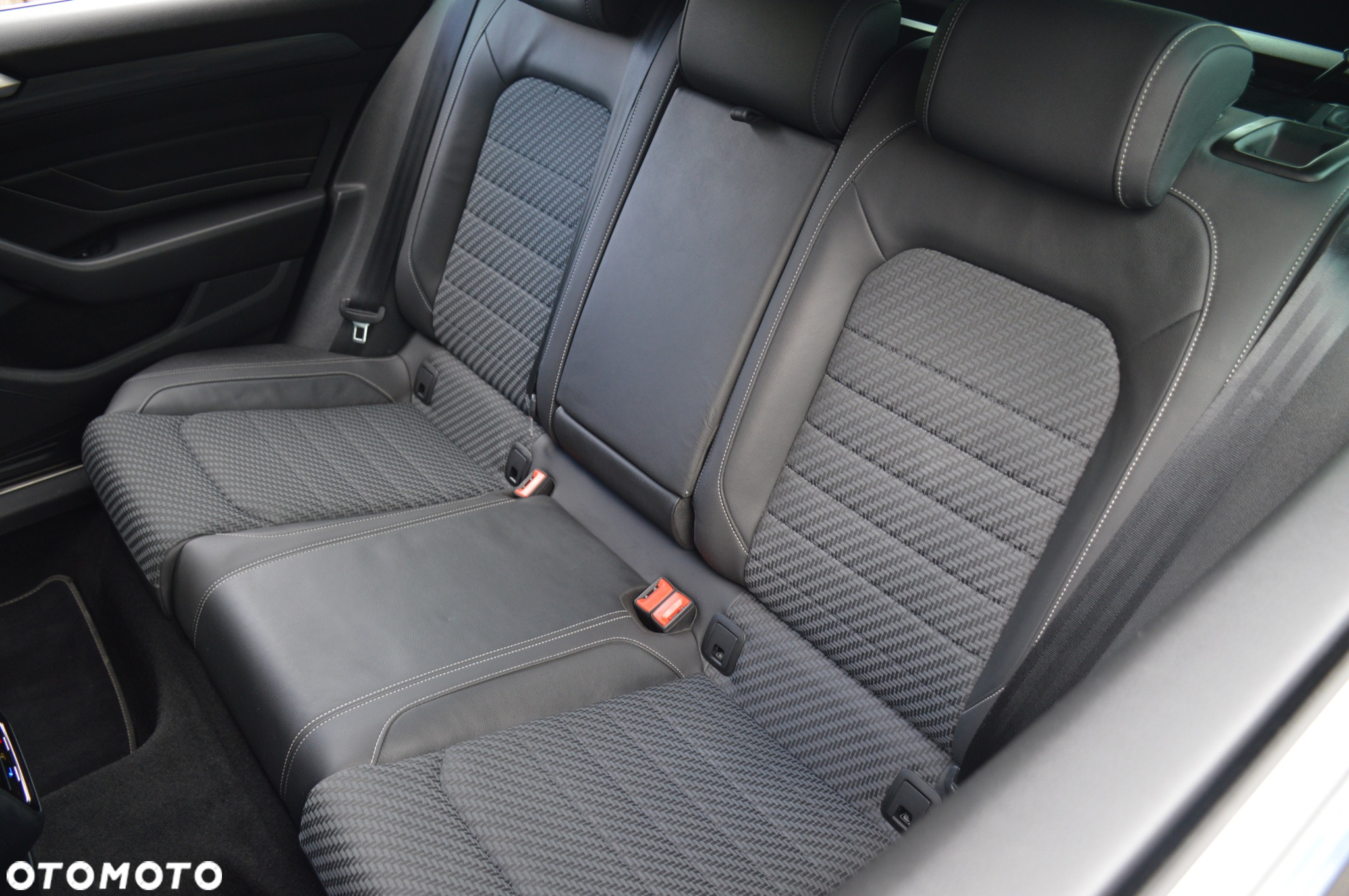 Volkswagen Passat Variant 2.0 TDI SCR DSG R-Line - 27