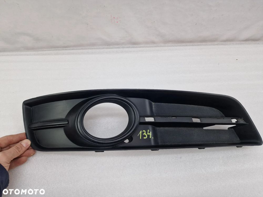 AUDI A3 8P0 LIFT 08- PRAWA KRATKA BOCZNA ZDERZAKA PRZEDNIEGO PRZÓD MATOWA , NR 8P0807682J , NR AUKCJI D/134 - 1