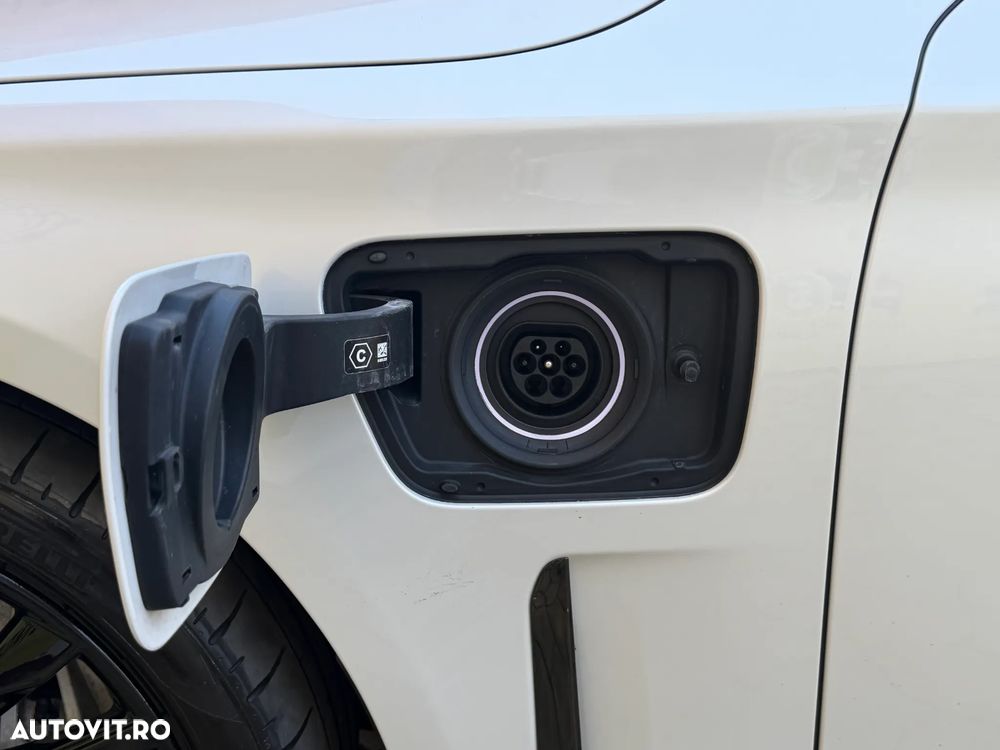 BMW Seria 7 745e - 33