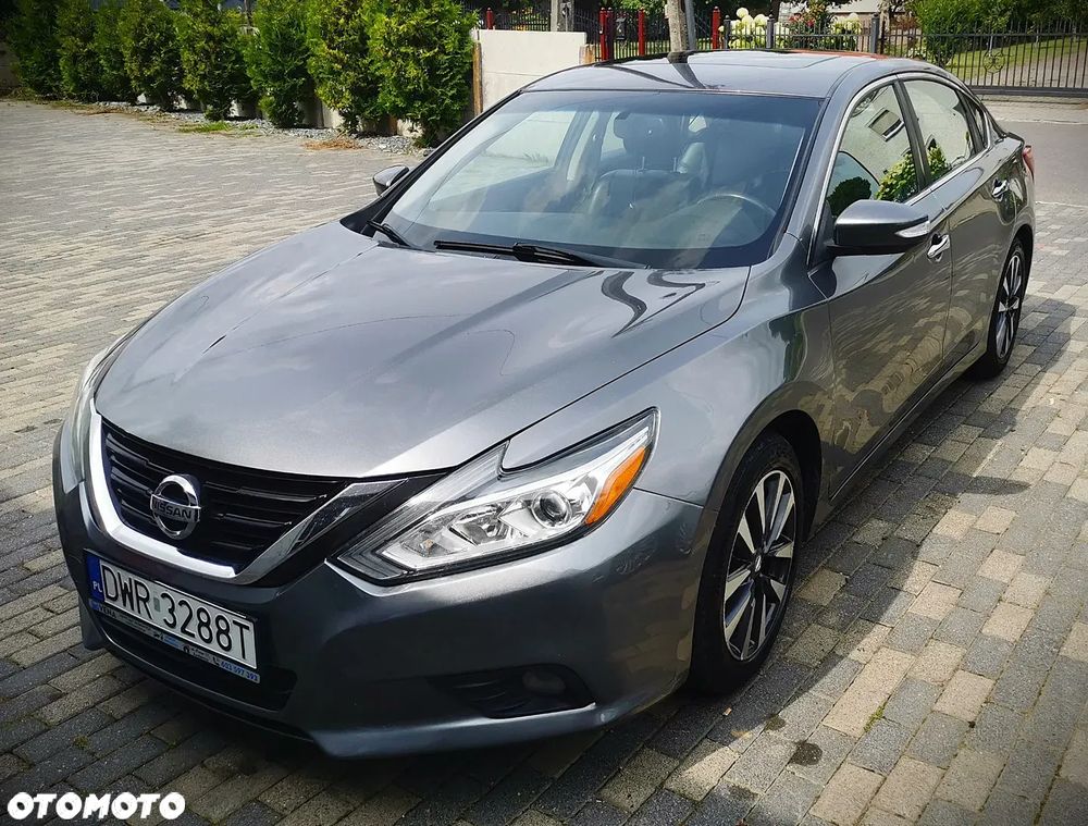 Nissan Altima - 2