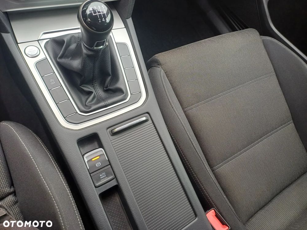 Volkswagen Passat 1.6 TDI (BlueMotion Technology) Comfortline - 17