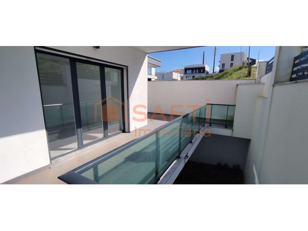 Moradia Nova Isolada com Piscina - Grande imagem: 3/25